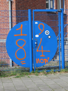 829755 Afbeelding van graffiti met de tekst 1984 = NOW , op het hek rond het leegstaande schoolgebouw (Oudenoord 390) ...